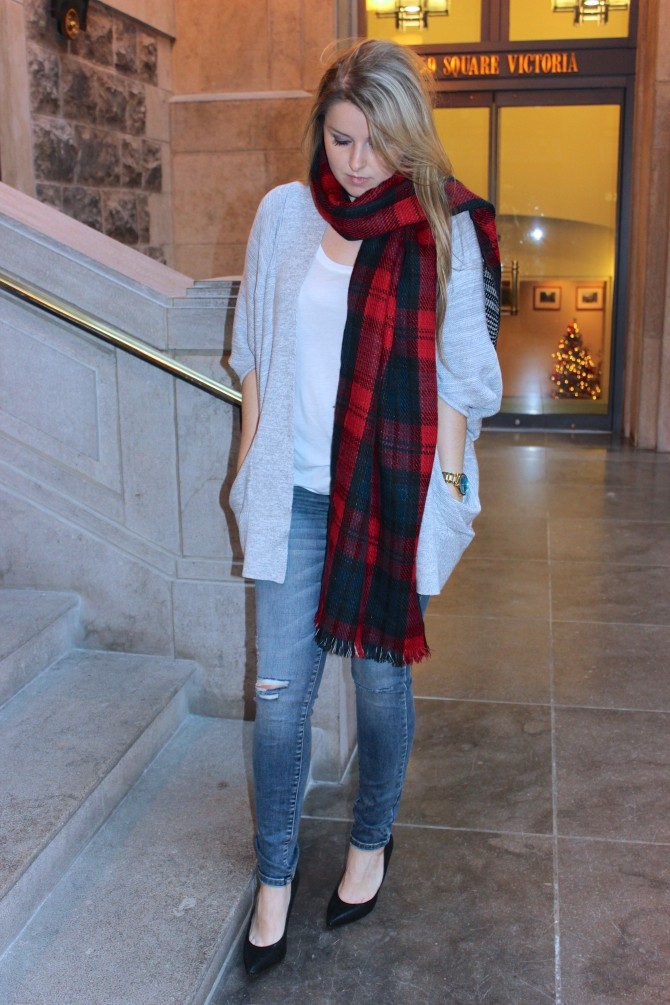 KEEPING WARM IN A PLAID SCARF